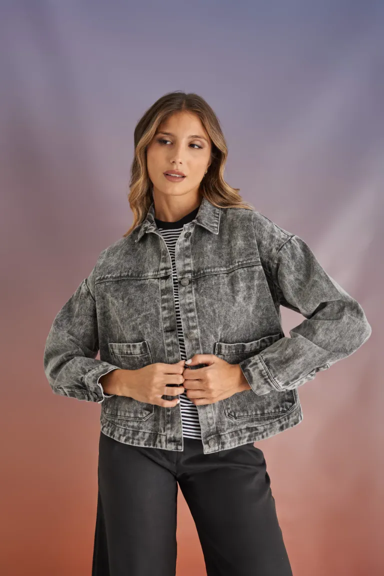 Campera de Mezclilla Gris con Corte Clásico y Diseño Versátil para Mujer de Apricot en Chaquetas para argentina