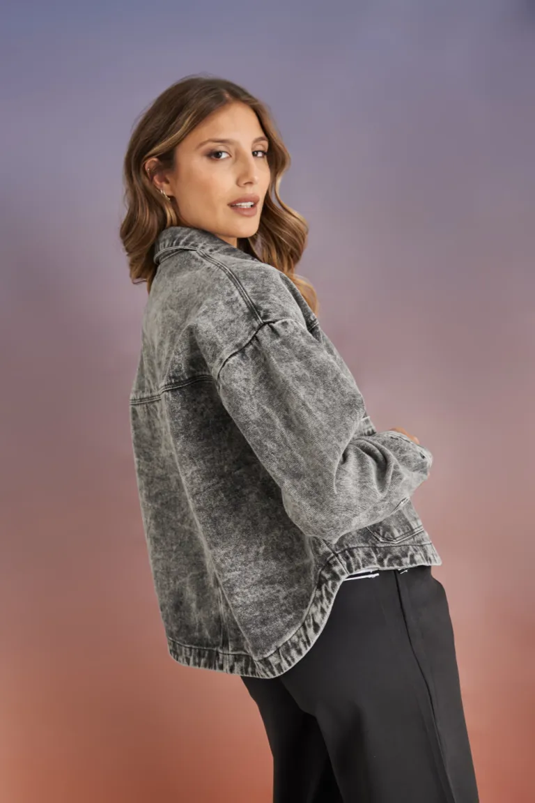 Campera de Mezclilla Gris con Corte Clásico y Diseño Versátil para Mujer de Apricot en Chaquetas para argentina