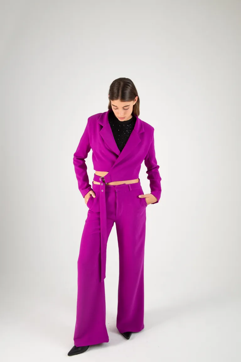 Blazer rosa corto y cruzado con hebilla, confeccionado en crepe sastrero de Naíma en Blazers para argentina