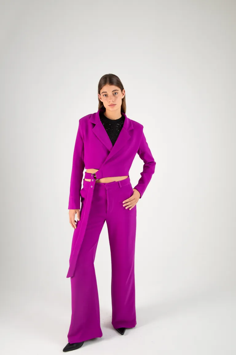 Blazer rosa corto y cruzado con hebilla, confeccionado en crepe sastrero de Naíma en Blazers para argentina