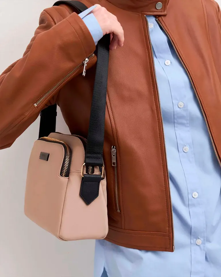 Mini bolsa beige en nylon con detalles dorados y cierre de la línea Bolt de Prüne en Bolsos y Carteras para argentina