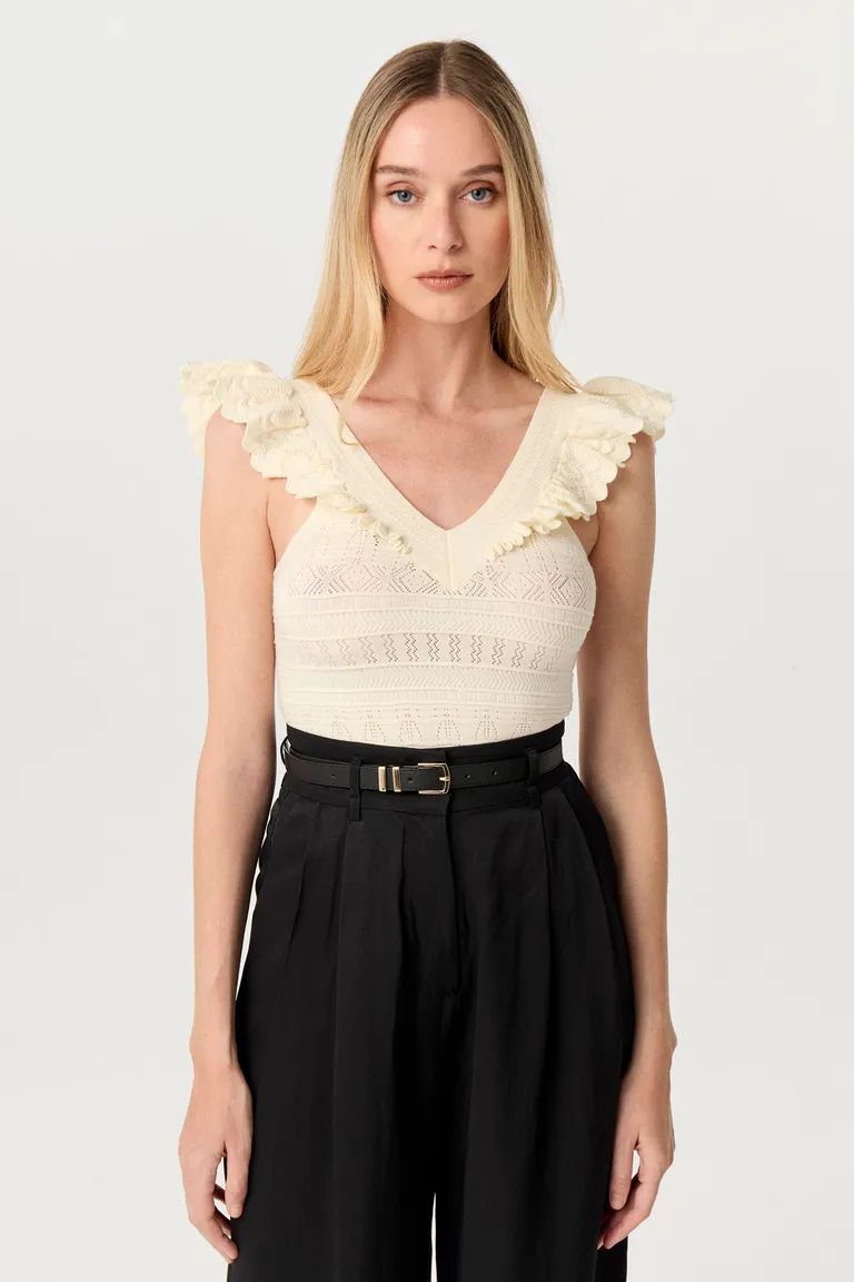 Remera tejida en punto tramado con volados en los hombros de Markova en Remeras para argentina