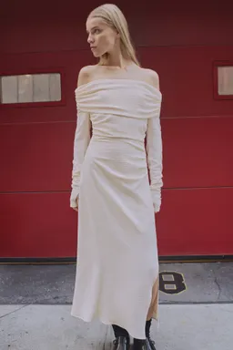 Vestido drapeado hombros descubiertos de Mango en Vestidos para argentina