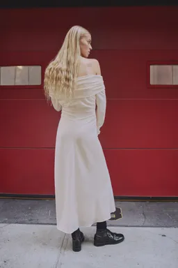 Vestido drapeado hombros descubiertos de Mango en Vestidos para argentina