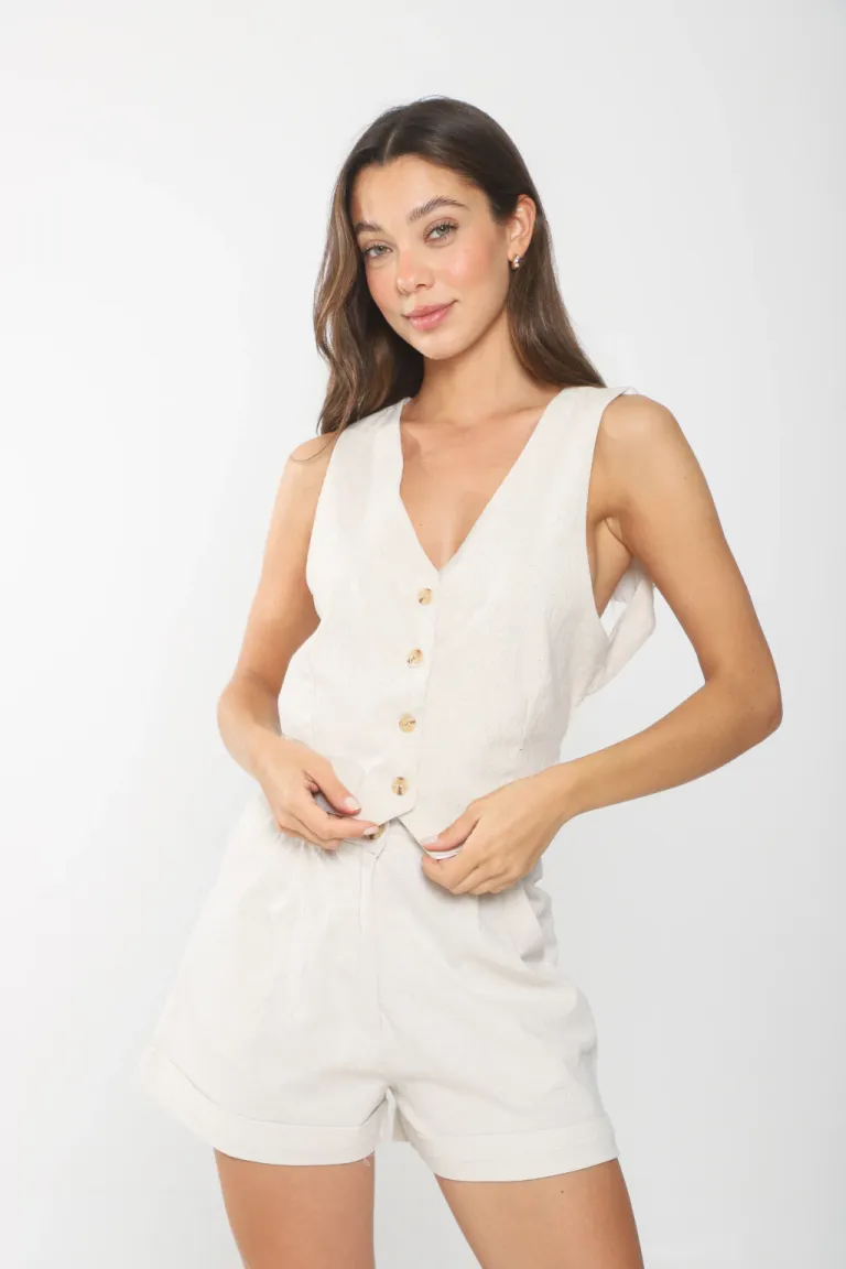 Chaleco de lino entallado para mujer, ideal para diversos looks casuales y formales de Belle en Chalecos para argentina