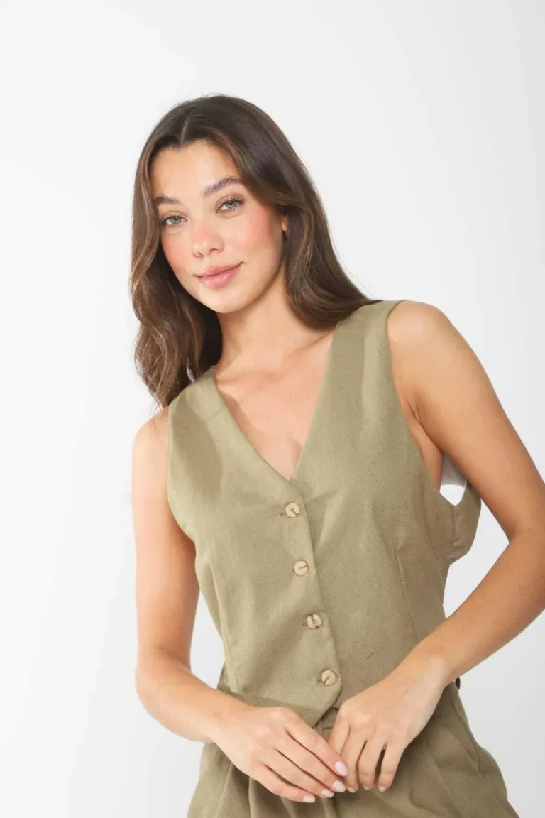 Chaleco de lino entallado para mujer, ideal para diversos looks casuales y formales de Belle en Chalecos para argentina