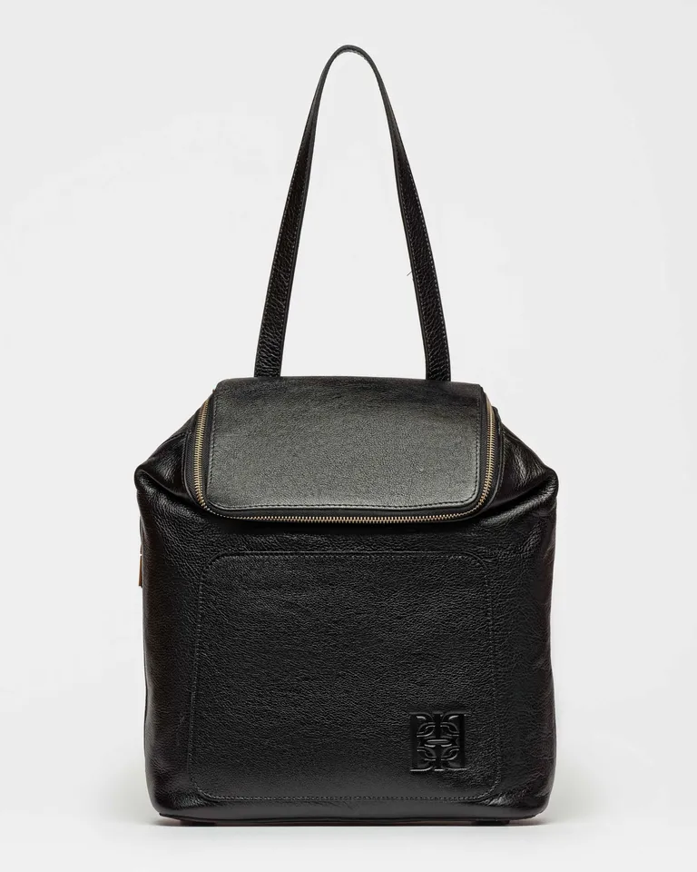 Mochila de cuero vegetal negro, un accesorio elegante y funcional para el día a día de Prüne en Mochilas para argentina