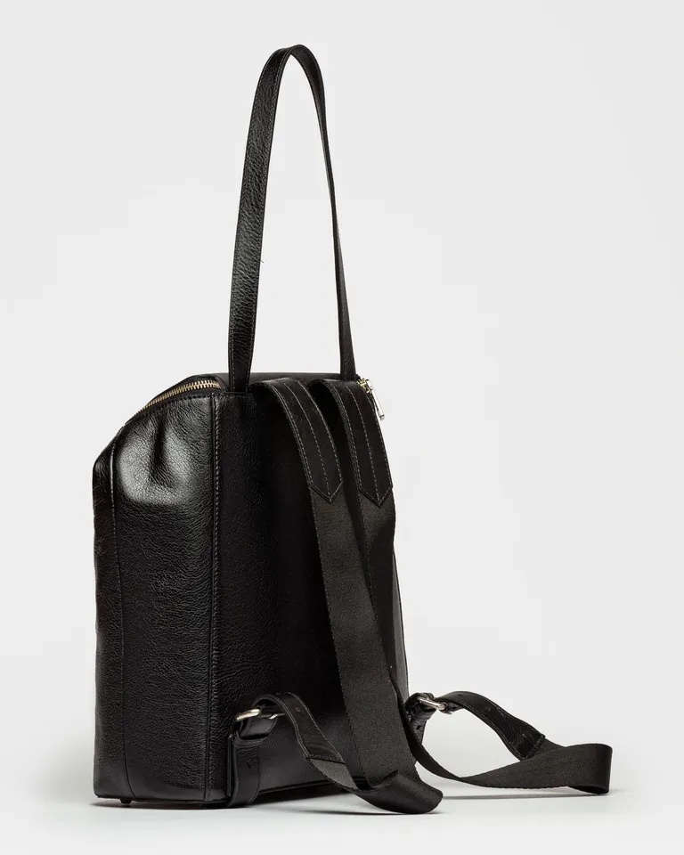 Mochila de cuero vegetal negro, un accesorio elegante y funcional para el día a día de Prüne en Mochilas para argentina