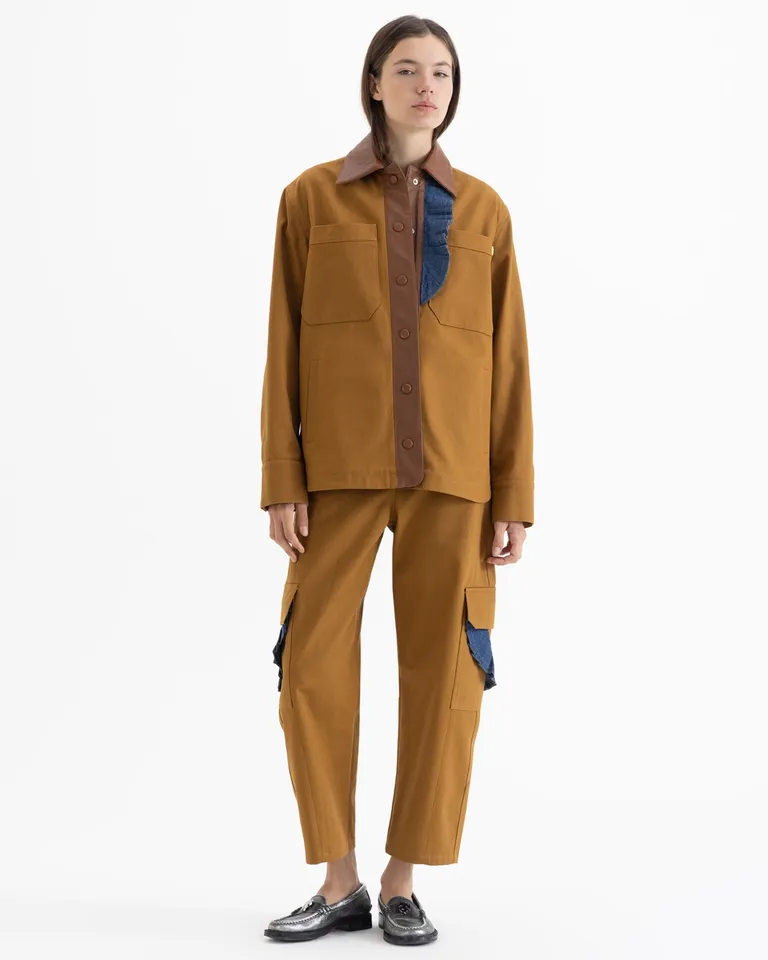 Chaqueta sastrera con cuello clásico, cierre frontal con broches y bolsillos delanteros de diseño funcional de Jazmin Chebar en Chaquetas para argentina
