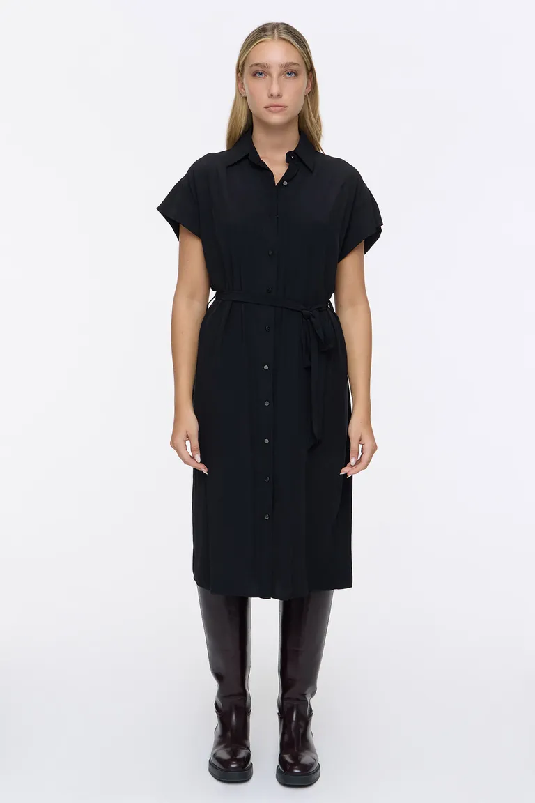 Vestido camisero midi con cuello clásico cinturón para ajustar y botones frontales de Cuesta Blanca en Vestidos para argentina