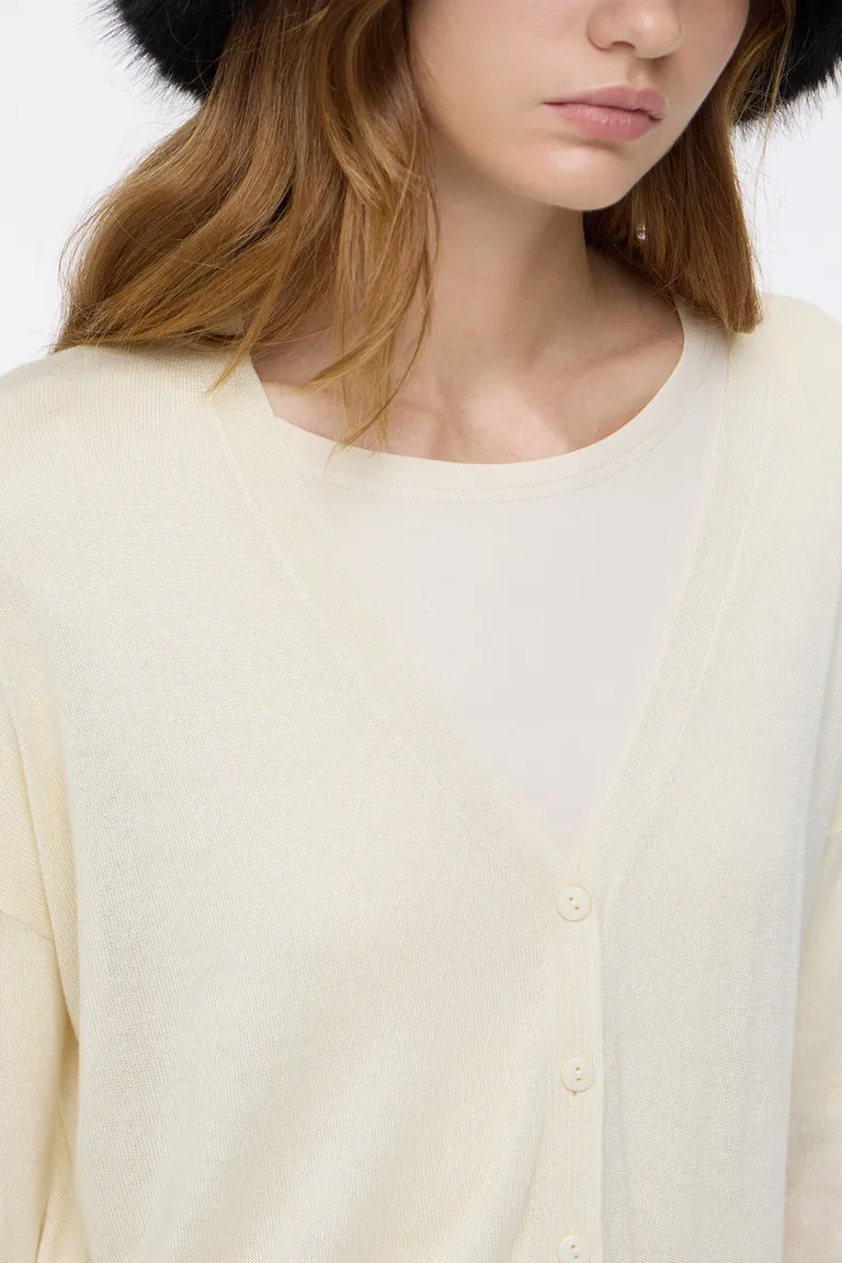 Cardigan de mujer con escote en V y botones frontales con detalle de tajo lateral de Cuesta Blanca en Buzos y Sweaters para argentina