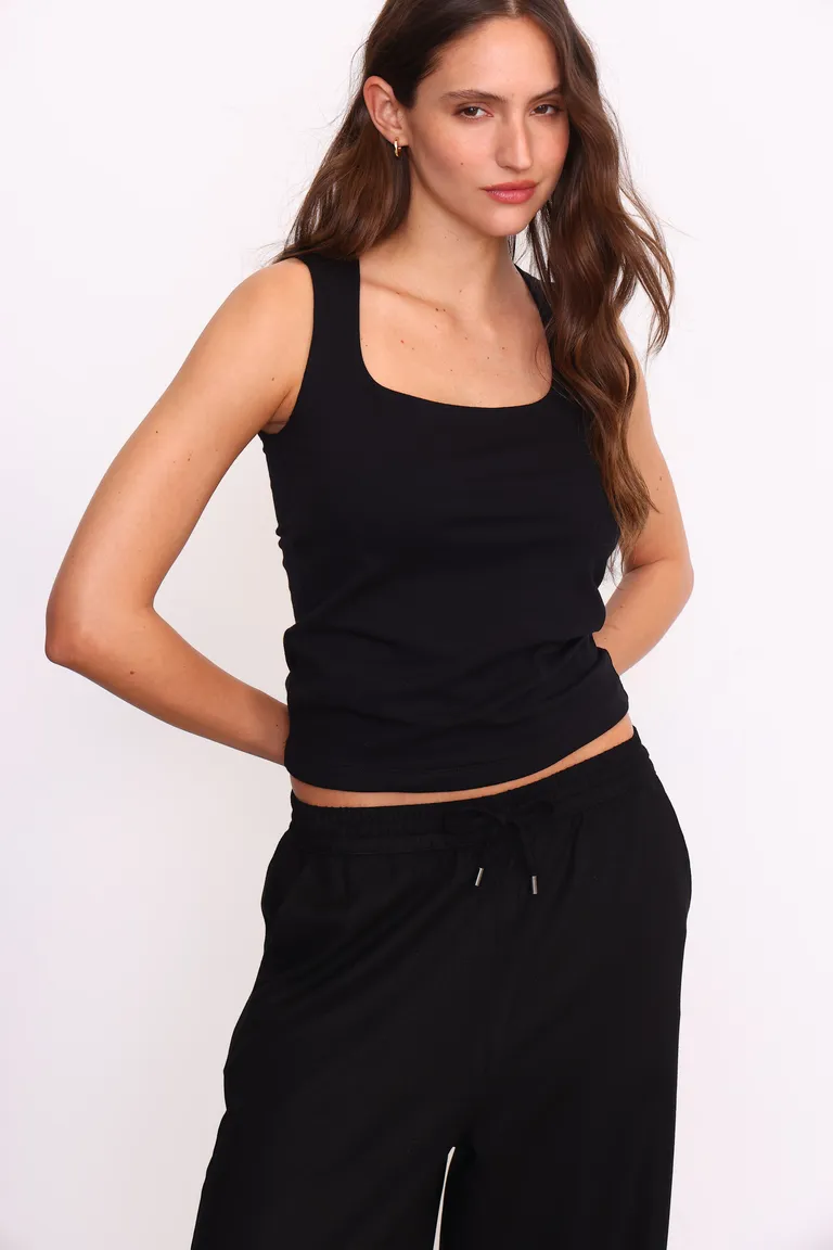 Remera de jersey negra con escote cuadrado y calce recto para mujer de Yagmour en Remeras para argentina