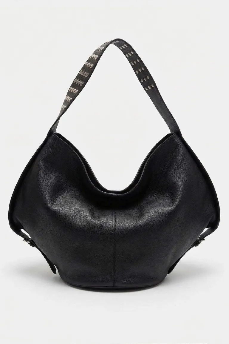 Cartera de hombro amplia con correa ancha decorada con apliques metálicos y cierre mediante botón a presión de Maria Cher en Bolsos y Carteras para argentina