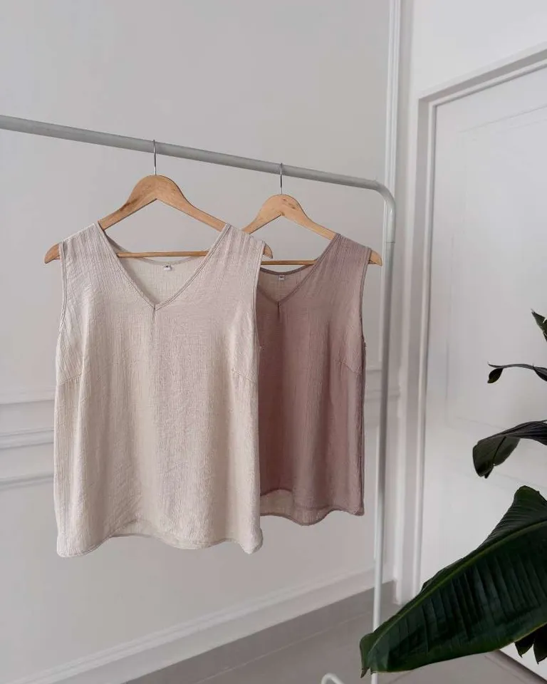 Musculosa de lino con escote en V y frunce de Hesed en Tops para argentina