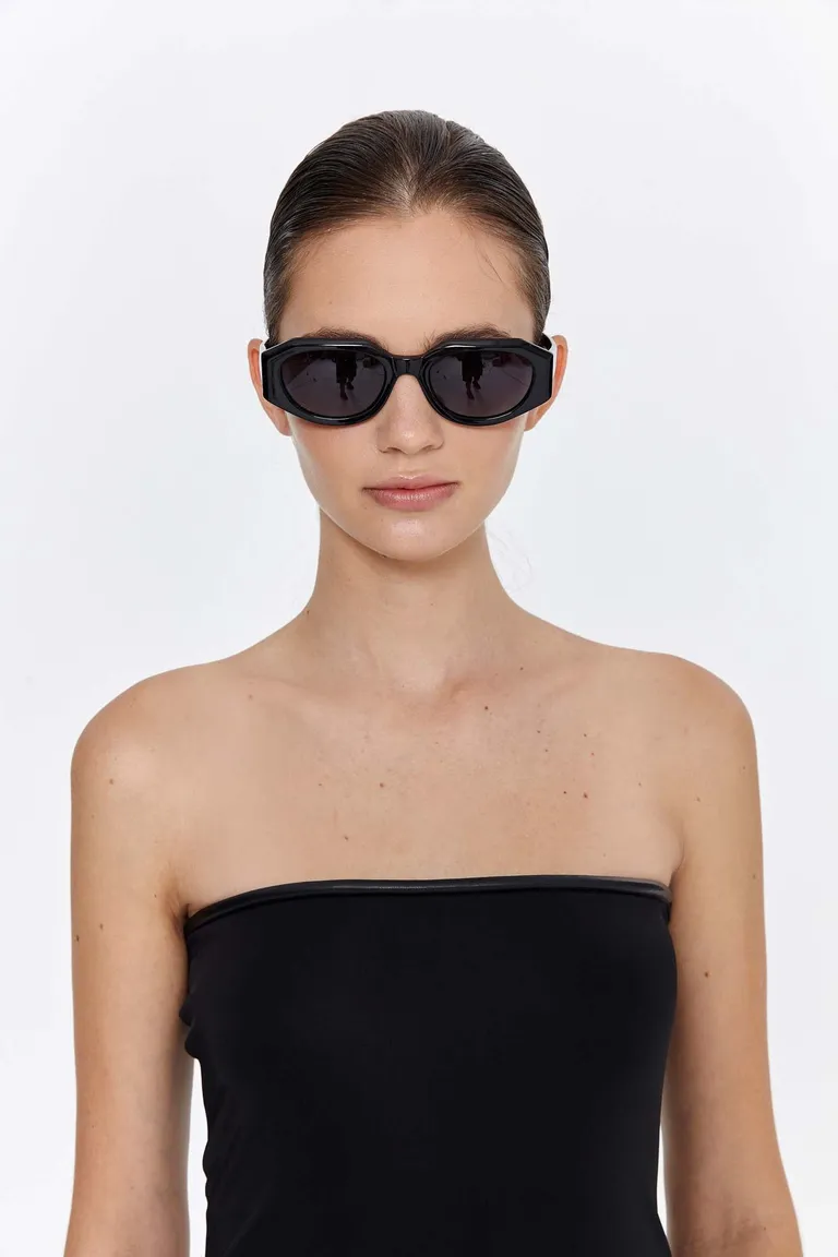 Vestido de microfibra negro con tajo lateral y largo modular de Naíma en Vestidos para argentina