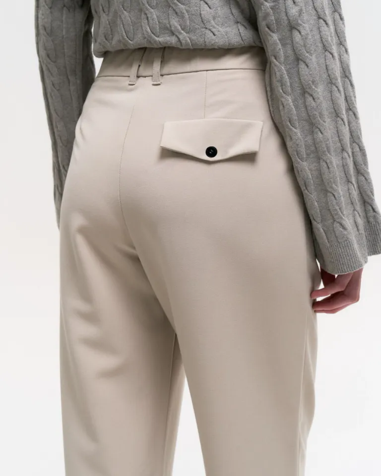 Pantalón babucha beige con detalles de doble presilla y bolsillo decorativo en la espalda de Sky en Pantalones para argentina