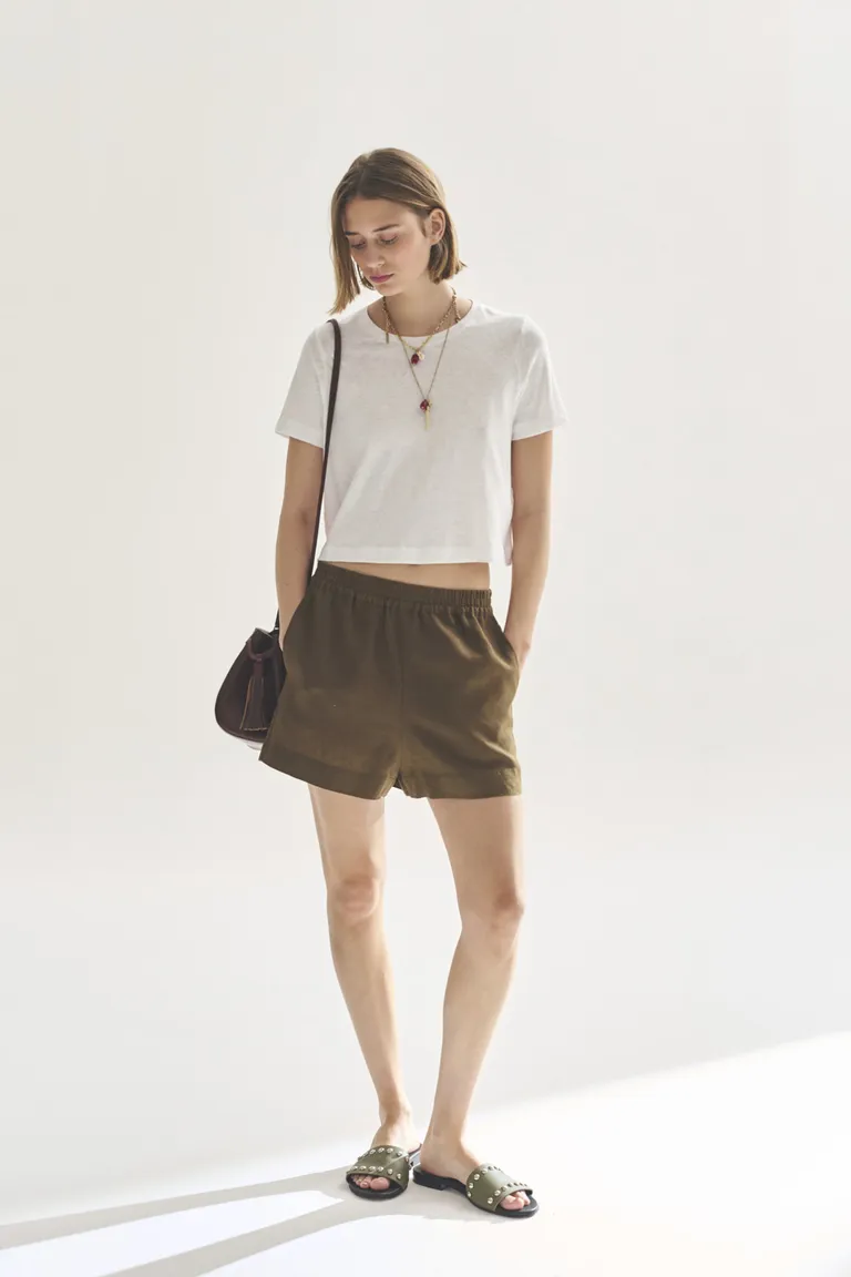 Remera blanca de corte recto y mangas cortas, prenda esencial para el guardarropa femenino. de Akiabara en Remeras para argentina