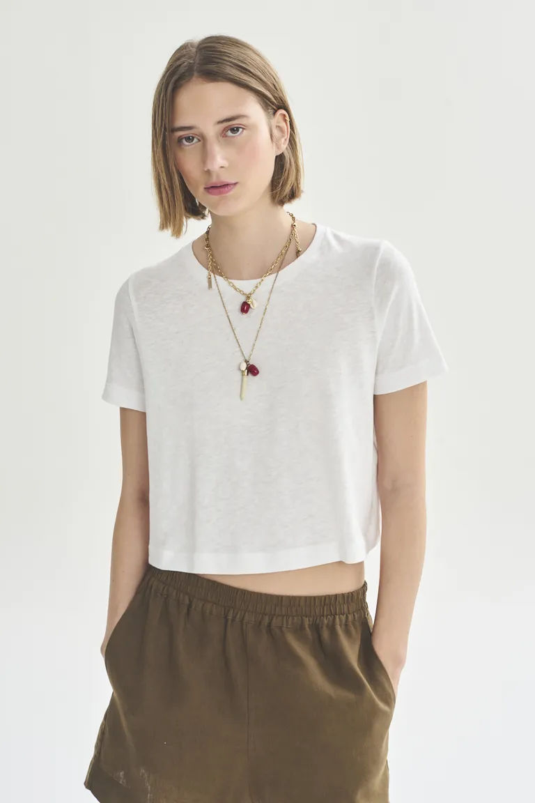 Remera blanca de corte recto y mangas cortas, prenda esencial para el guardarropa femenino. de Akiabara en Remeras para argentina