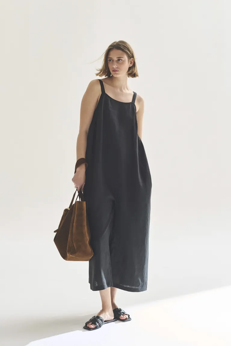 Mono de corte recto en color negro - Prenda elegante y versátil para el día a día de Akiabara en Monos para argentina