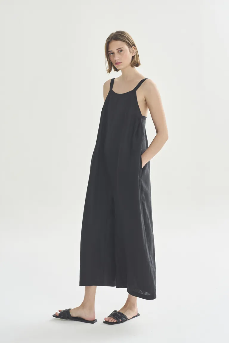 Mono de corte recto en color negro - Prenda elegante y versátil para el día a día de Akiabara en Monos para argentina