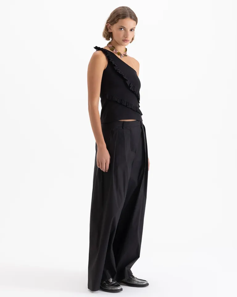 Top de mujer asimétrico de un solo hombro con volados frontales aplicados de Jazmin Chebar en Tops para argentina