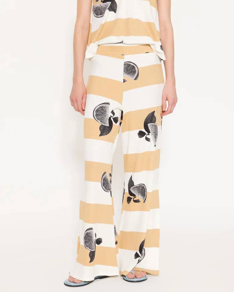 Pantalón palazzo estampado con cintura elástica y bota amplia de Jazmin Chebar en Pantalones para argentina