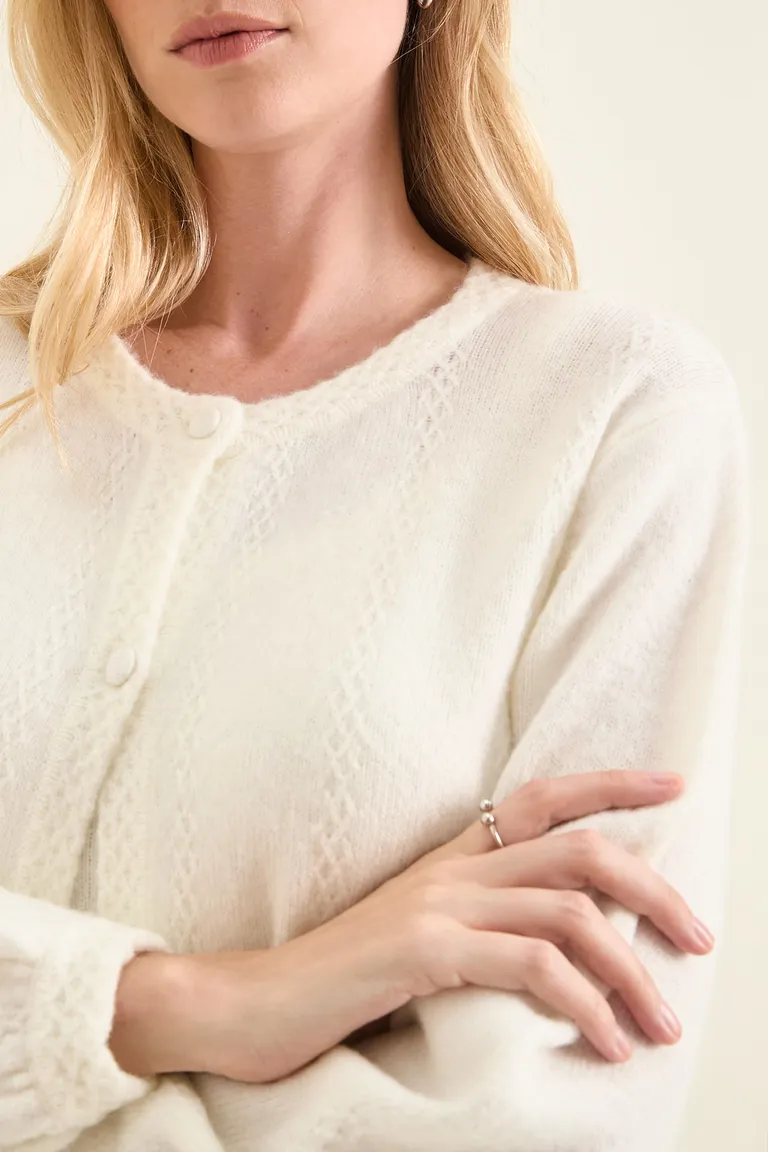 Cardigan tejido de punto con cuello redondo y botones frontales de Cuesta Blanca en Buzos y Sweaters para argentina