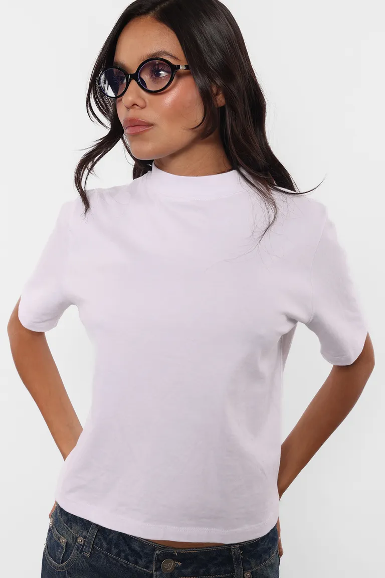 Remera blanca de corte boxy con cuello redondo y mangas cortas de Top White en Remeras para argentina