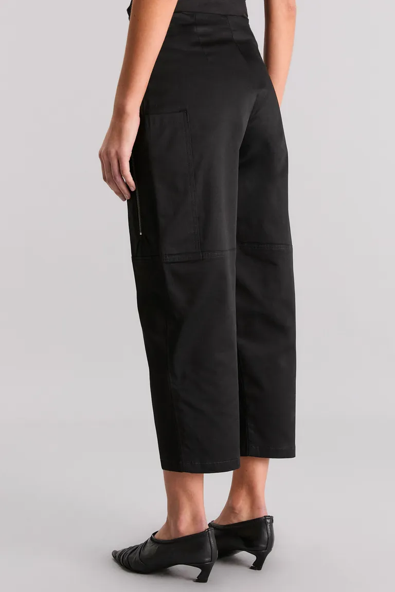 Pantalón even de gabardina con detalles en negro de tiro medio y calce regular de Kosiuko en Pantalones para argentina