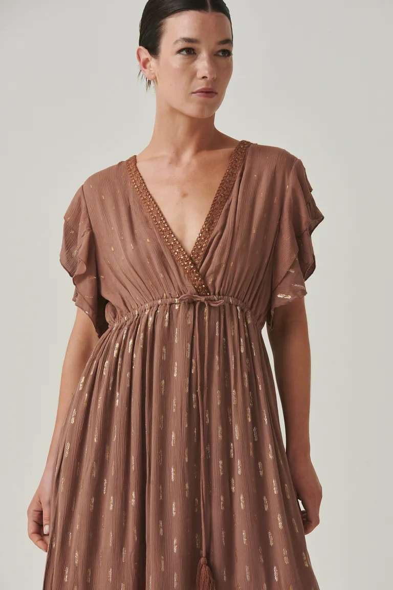 Vestido marrón con escote cruzado, mangas cortas y falda con vuelo de Sweet en Vestidos para argentina