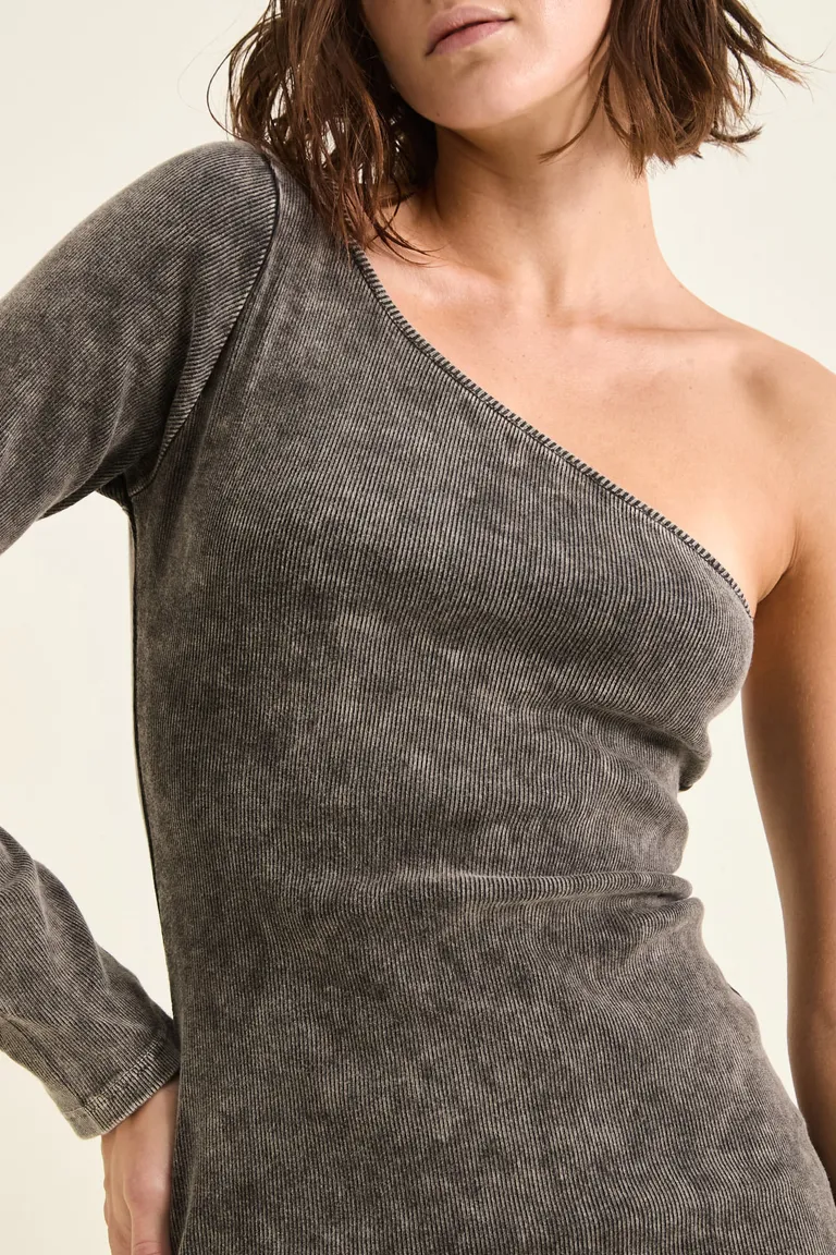 Vestido corto de un solo hombro con manga larga de Cuesta Blanca en Vestidos para argentina