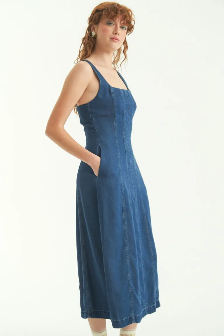 Vestido largo con escote profundo y línea 'A' para un look fresco y canchero de Las Pepas en Vestidos para argentina