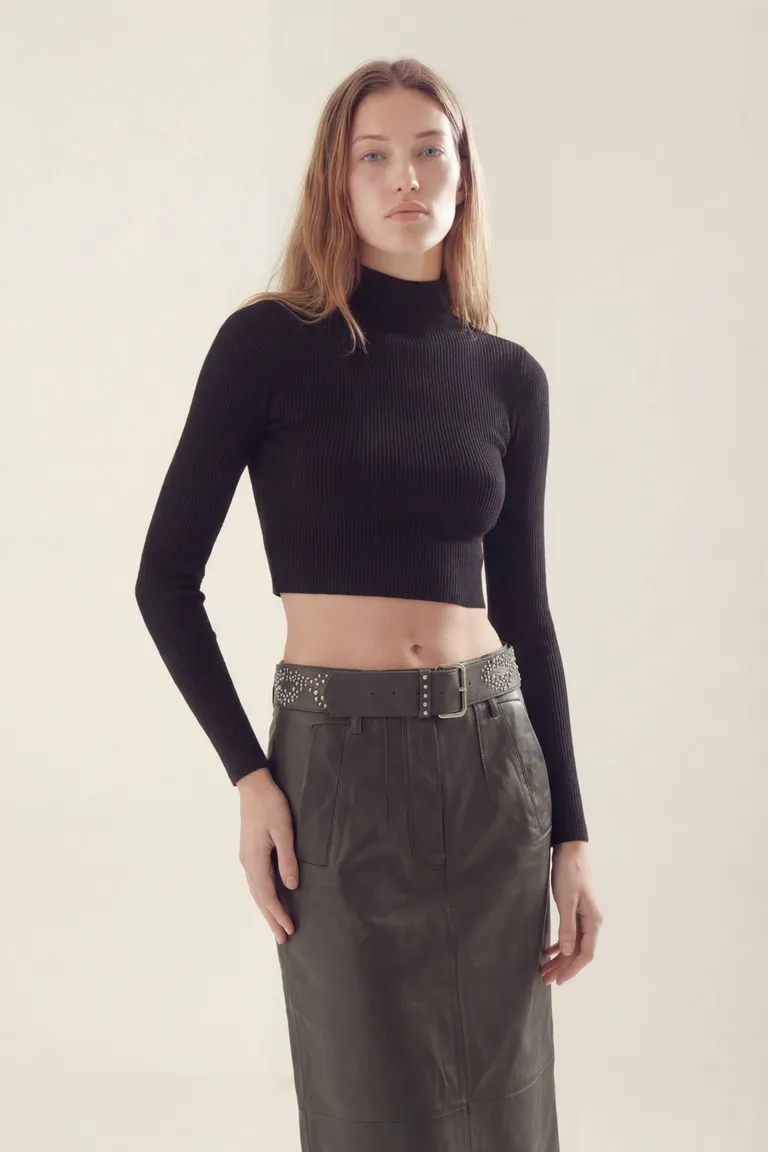 Remera de mujer manga larga con cuello alto y calce ajustado de Akiabara en Remeras para argentina