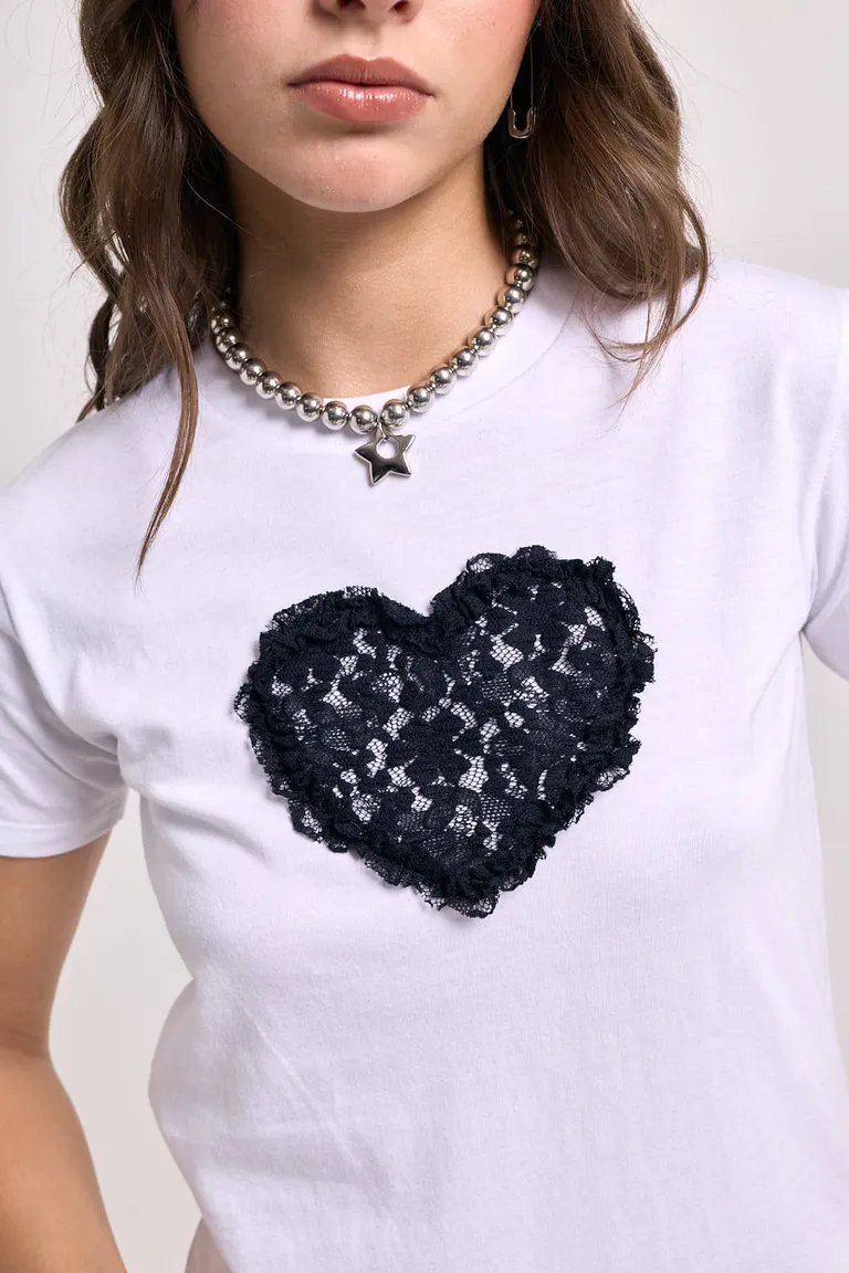 Remera con aplique decorativo de corazón en el frente y mangas cortas de calce regular de 47 Street en Remeras para argentina