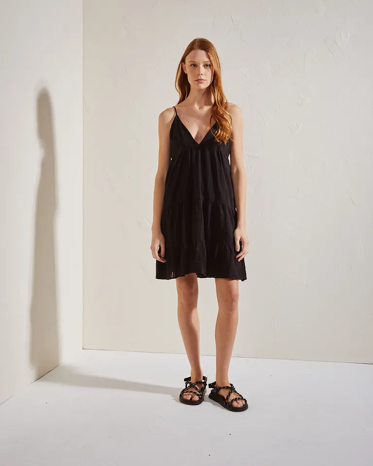 Vestido corto negro con escote en V y volados en el cuerpo de Wanama en Vestidos para argentina