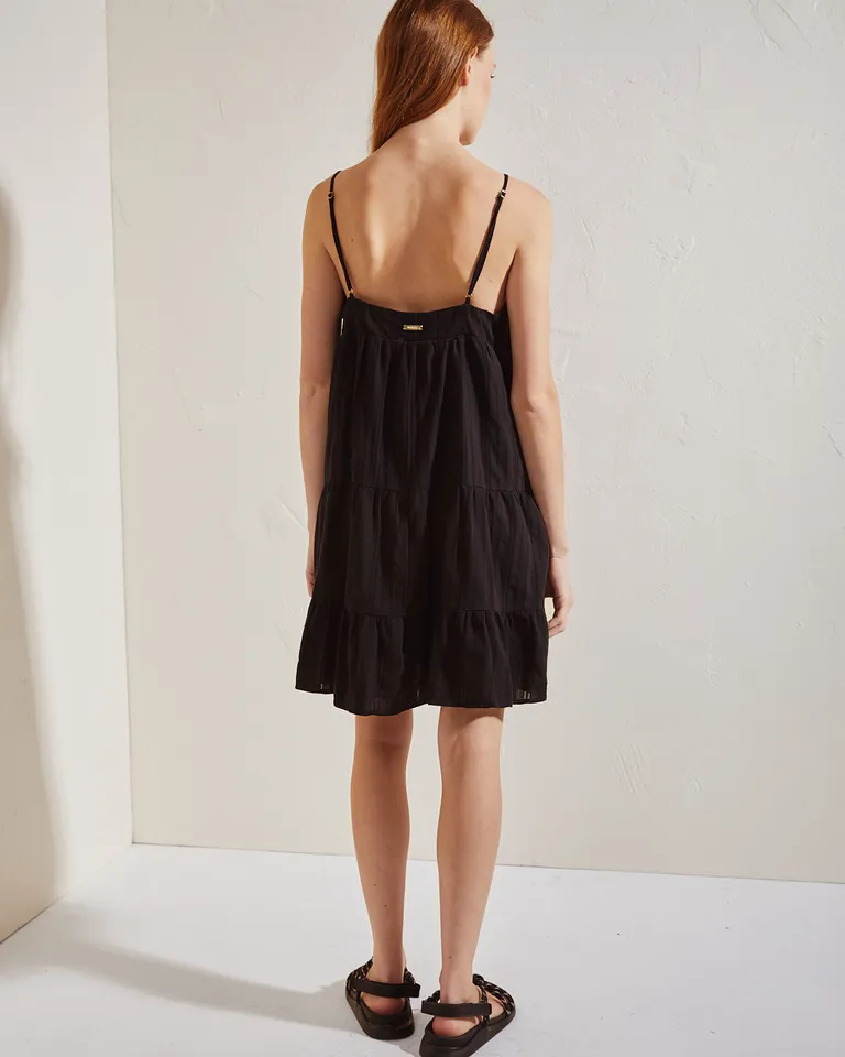 Vestido corto negro con escote en V y volados en el cuerpo de Wanama en Vestidos para argentina