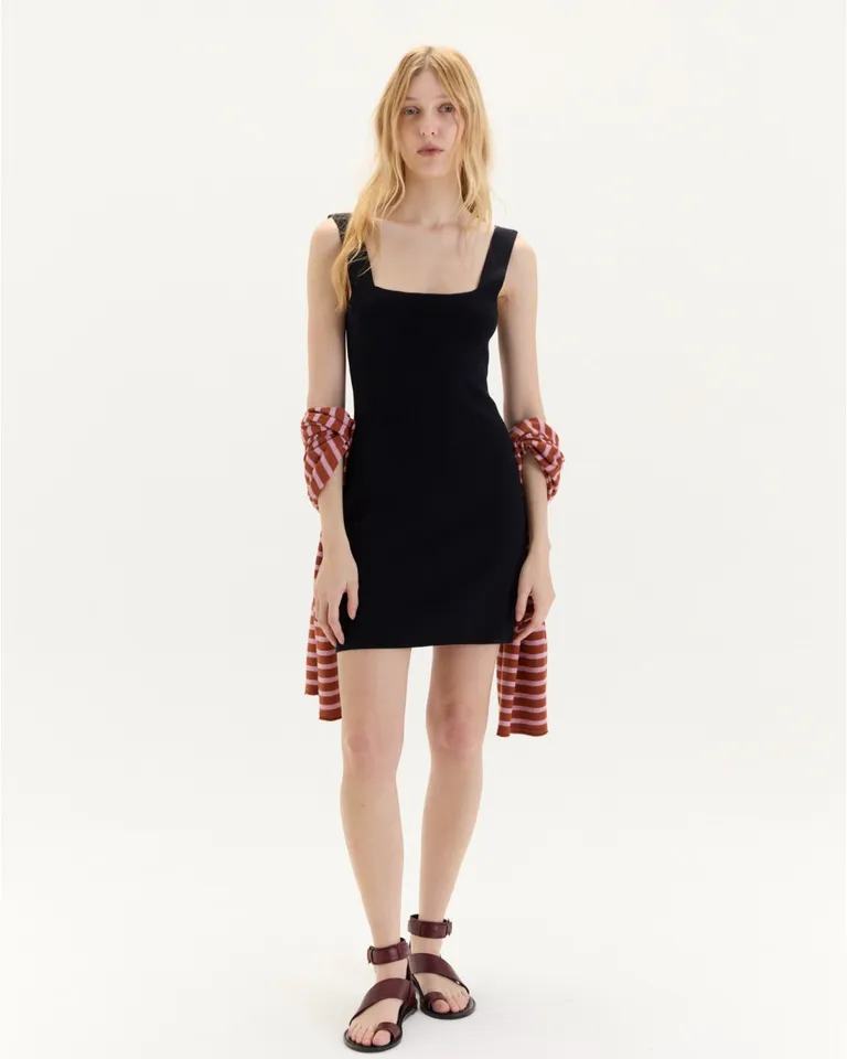 Vestido negro de corte ajustado con escote cuadrado y breteles anchos de Blue Sheep en Vestidos para argentina