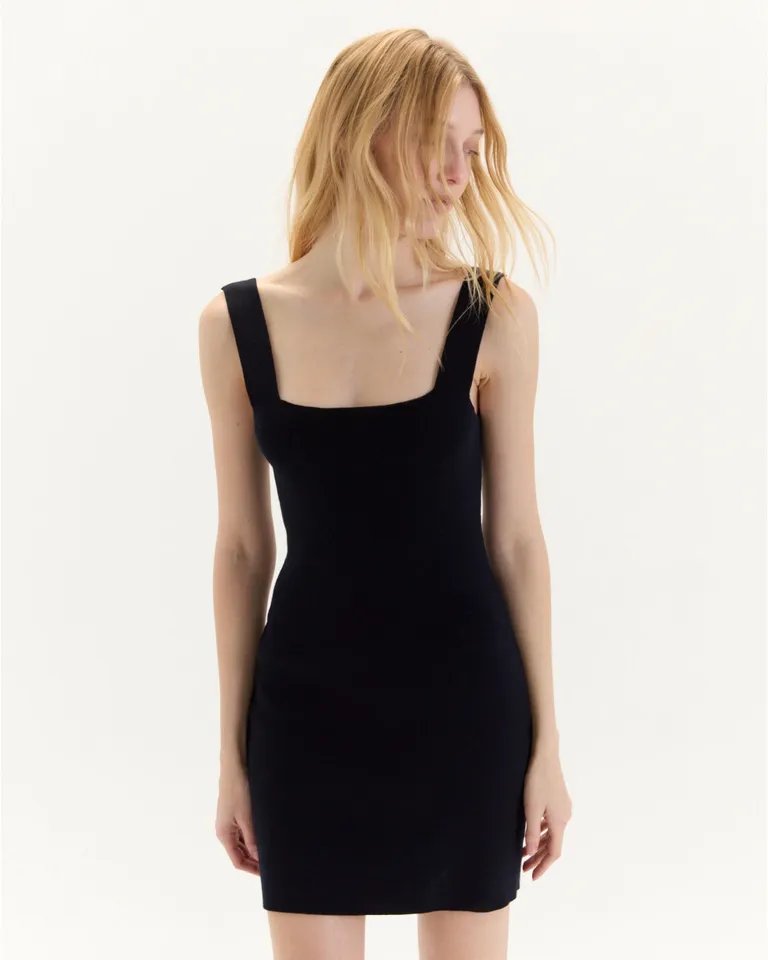 Vestido negro de corte ajustado con escote cuadrado y breteles anchos de Blue Sheep en Vestidos para argentina