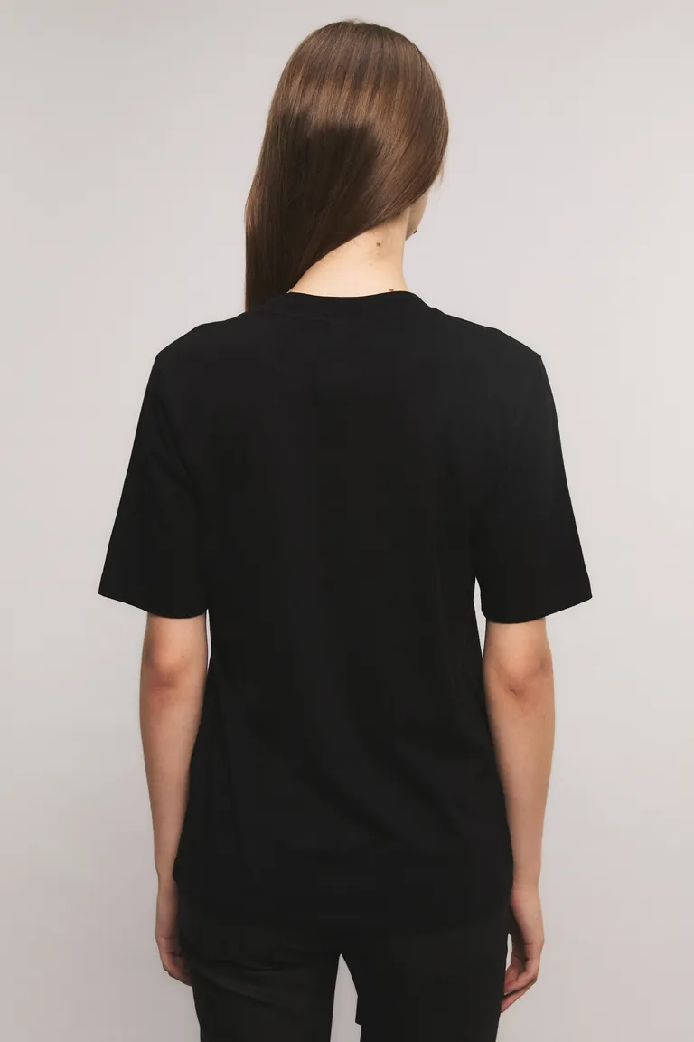 Remera de mujer de corte amplio con cuello redondo y detalle de inscripción frontal con apliques brillantes de Kosiuko en Remeras para argentina