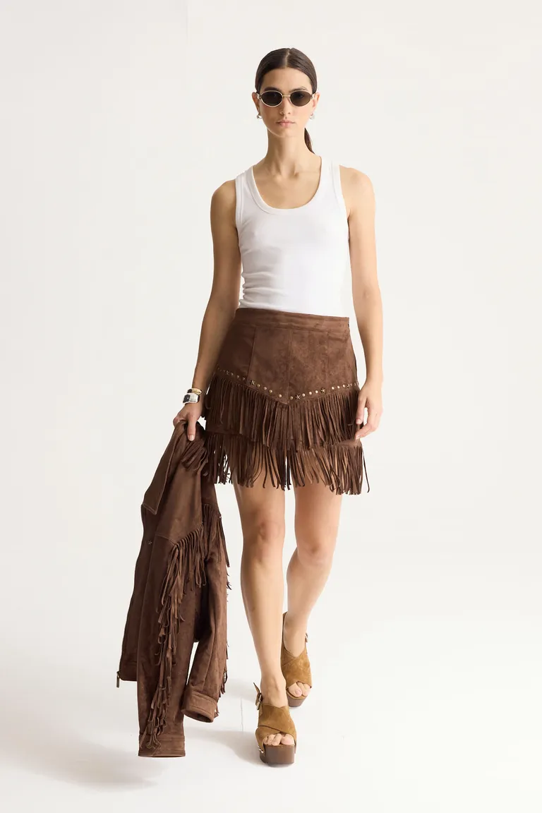 Falda mini de suede con flecos y detalles de tachas, una apuesta boho ideal para el día a día de Portsaid en Faldas para argentina