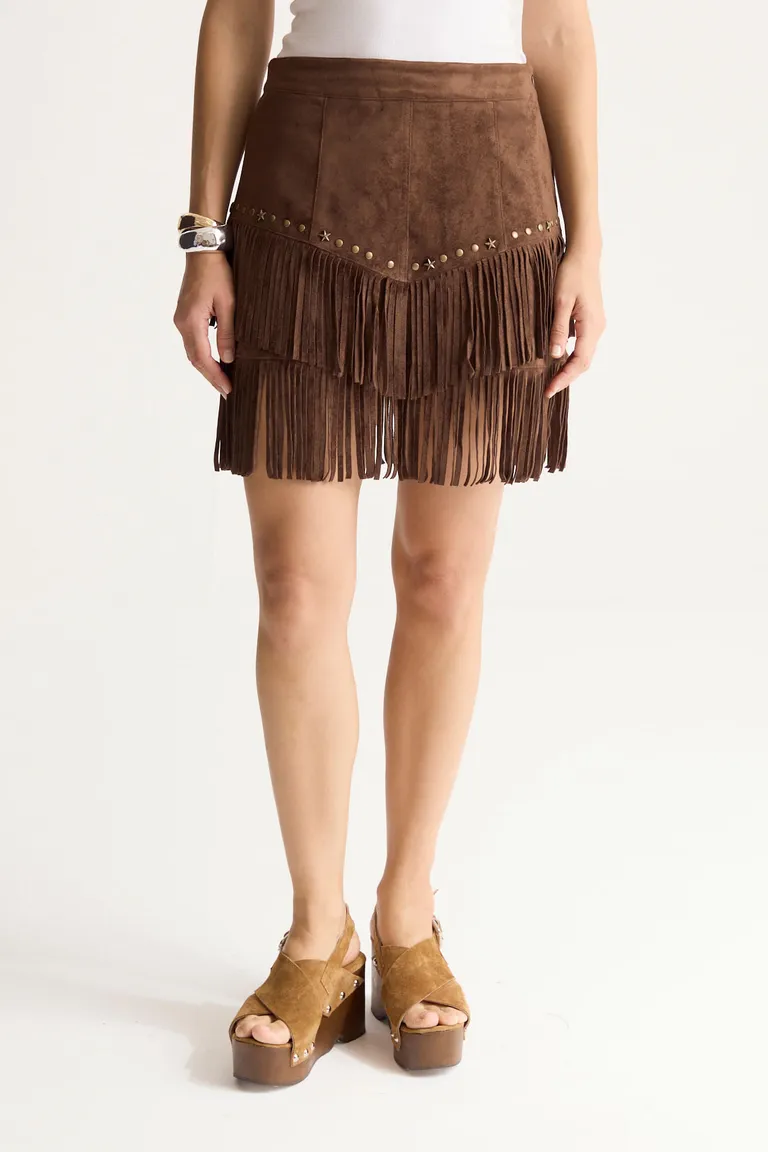 Falda mini de suede con flecos y detalles de tachas, una apuesta boho ideal para el día a día de Portsaid en Faldas para argentina