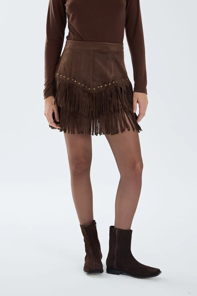 Falda mini de suede con flecos y detalles de tachas, una apuesta boho ideal para el día a día de Portsaid en Faldas para argentina