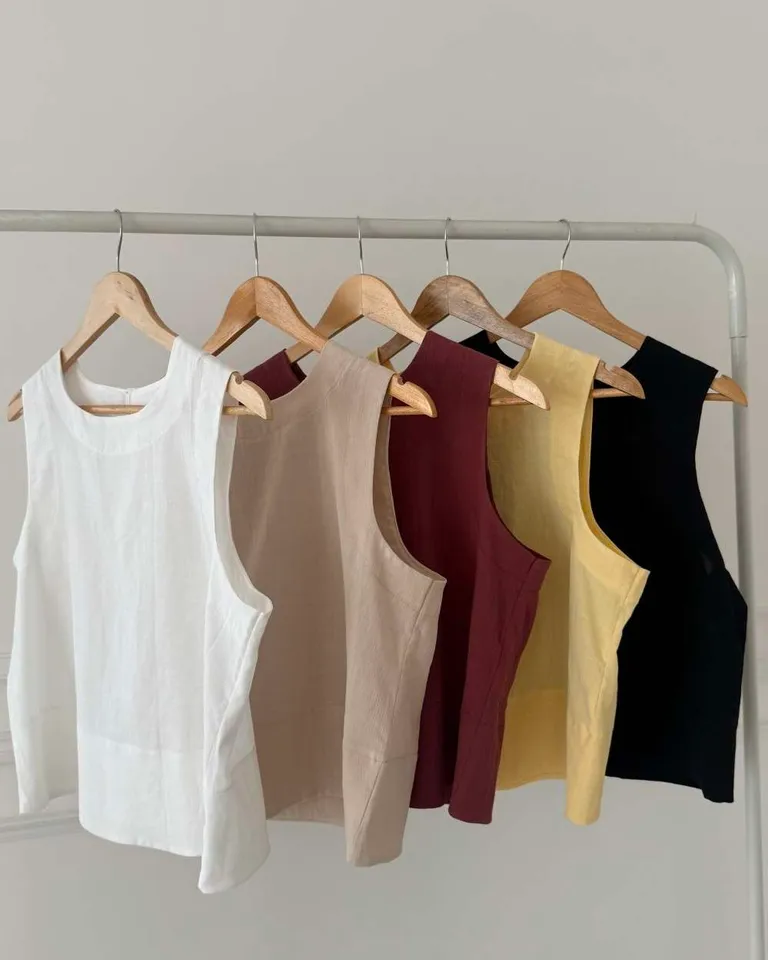 Musculosa de algodón con vista ancha, cintura marcada y botón de coco de Hesed en Tops para argentina