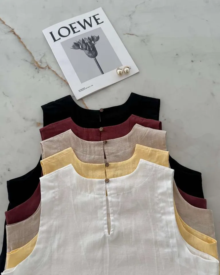 Musculosa de algodón con vista ancha, cintura marcada y botón de coco de Hesed en Tops para argentina