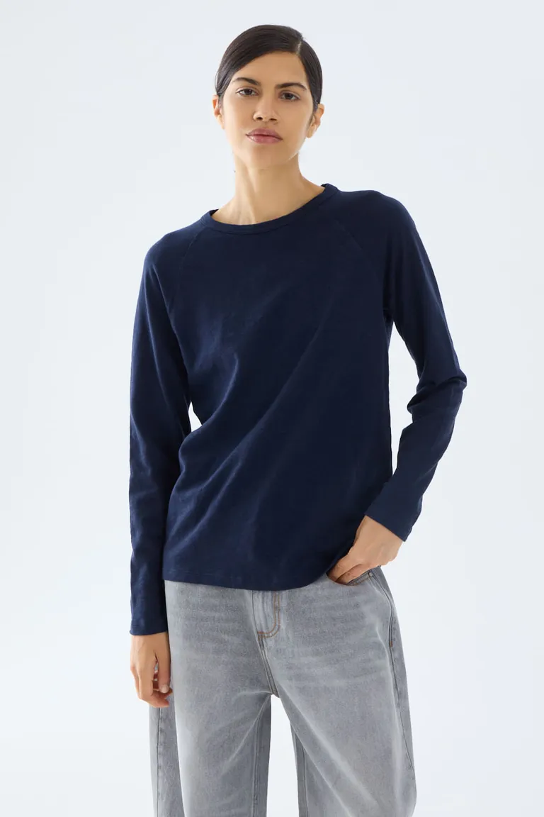 Remera de manga larga raglan con calce relajado y cuello redondo clásico de Portsaid en Remeras para argentina