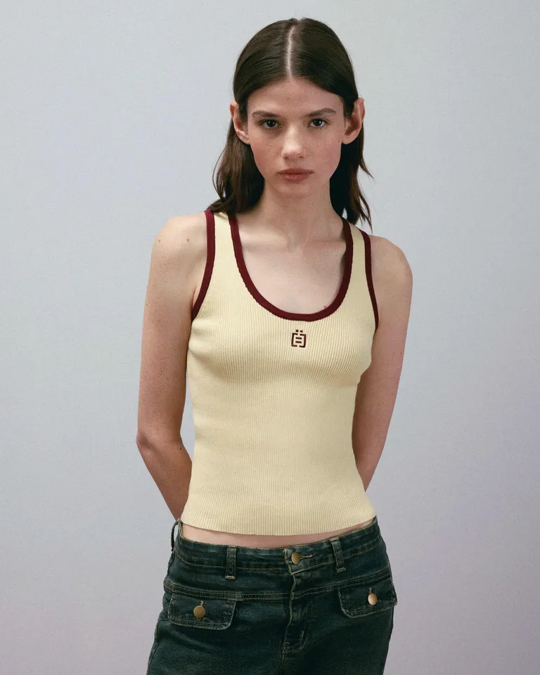 Remera tejida con detalles en contraste y logo bordado de Prüne en Remeras para argentina