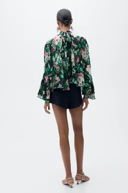 Blusa floral cuello alto de Mango en Blusas para argentina