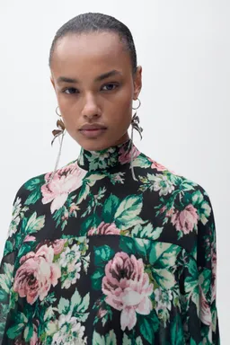 Blusa floral cuello alto de Mango en Blusas para argentina