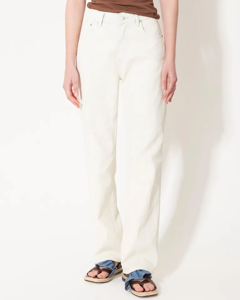 Pantalones rectos con efecto cuero para un look casual y elegante de Jazmin Chebar en Pantalones para argentina