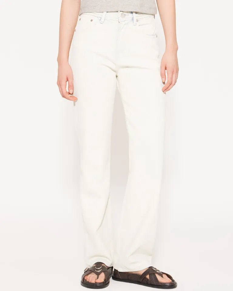 Pantalones rectos con efecto cuero para un look casual y elegante de Jazmin Chebar en Pantalones para argentina